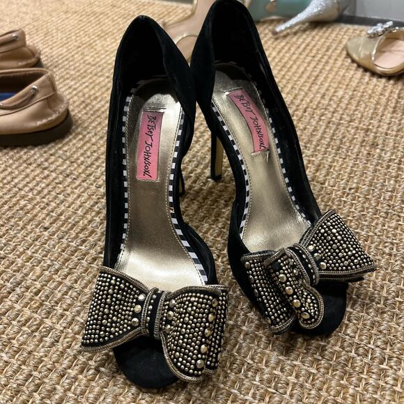 Betsey Johnson Glendah Black Velvet Gold Embellished Bow Peep Toe Heels - Picture 1 of 4